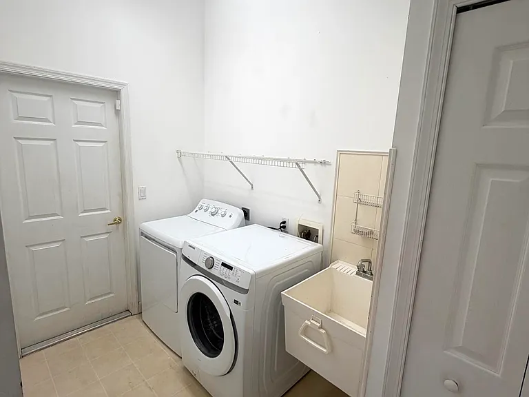 702 SW Aruba — Photo 17