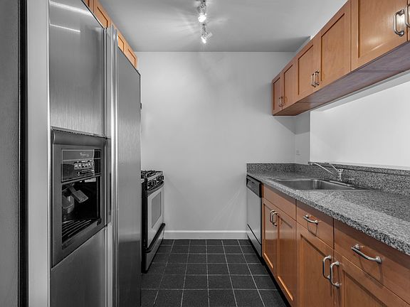 5th image of 420 W 42nd St APT 26E