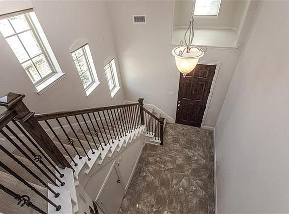3rd image of 708 Wiltshire Blvd