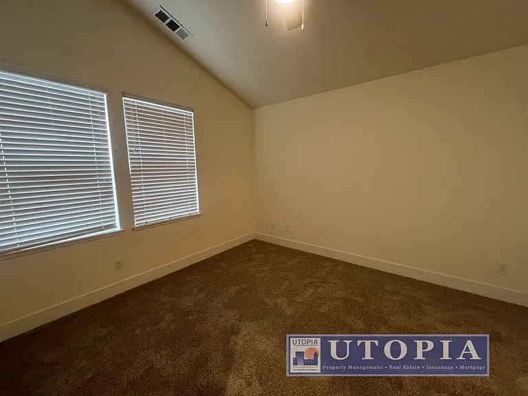 Beautiful and Spacious 3-bedroom, 3.5-bathroom Townhouse Located in the heart of Seabright. — Photo 24