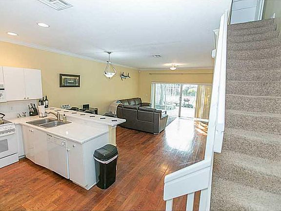 2nd image of 835 NE 19th Ave APT 6