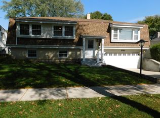 1062 Beechwood Rd, Buffalo Grove, IL 60089