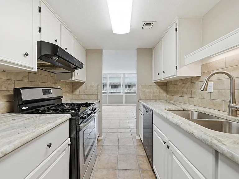 1800 Lavaca St #515 — Photo 9