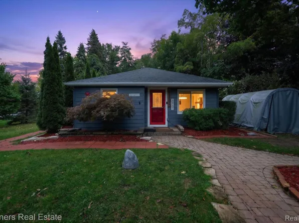 3937 Highcrest Dr, Brighton, MI 48116
