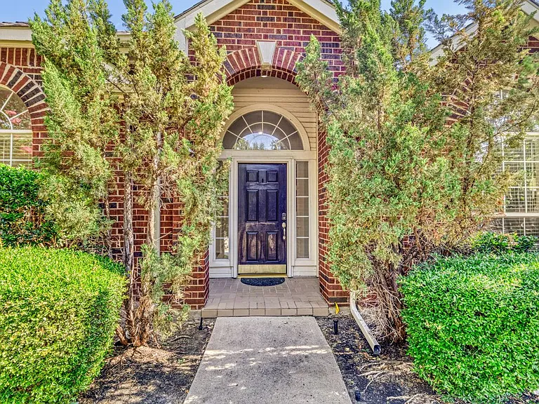 1438 Royal Oaks Dr — Photo 2