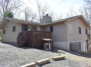 518 Maple Ridge Dr, Lords Valley, PA 18428