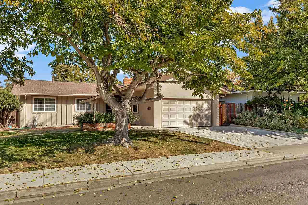 1320 Kathy Ct photo 1