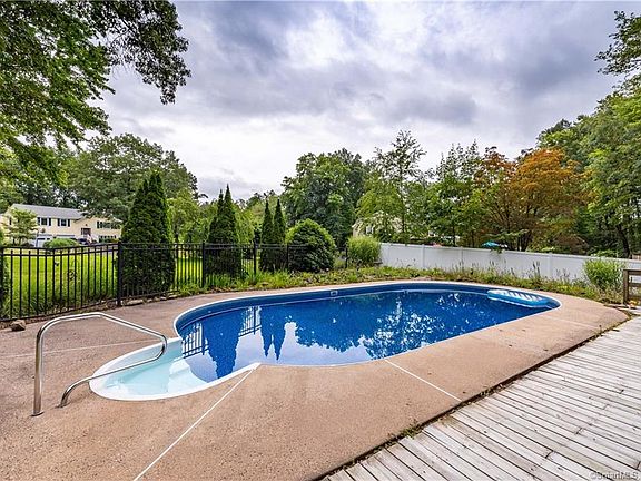 2nd image of 7 Surrey Dr