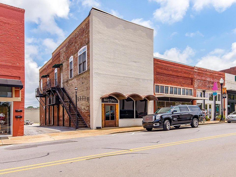 41 Main Street Building. Studio Apartment #2 is upstairs.