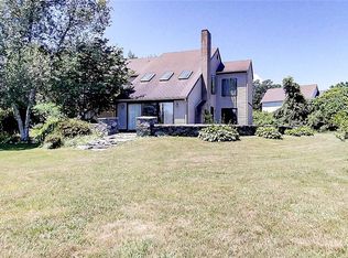 250 Peckham Ave, Middletown, RI 02842