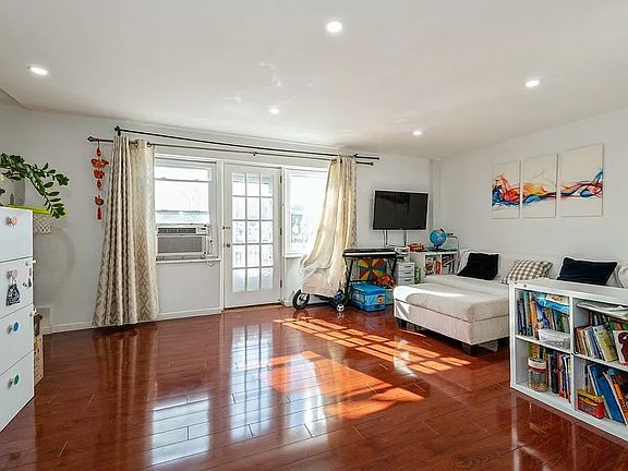 2nd image of 144-44 Village Rd APT 72C
