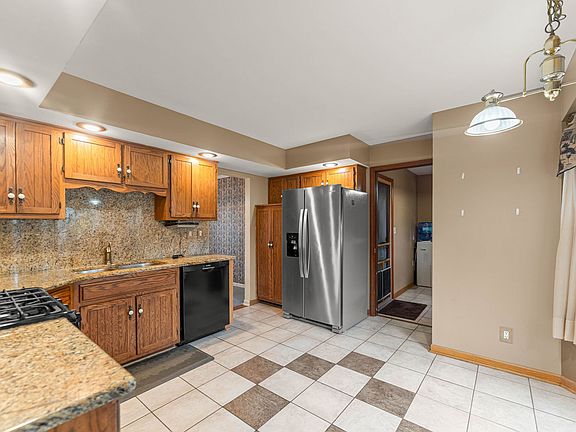 3rd image of 302 Meadow Dr