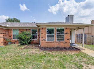 828 Woodland Ct, Kennedale, TX 76060