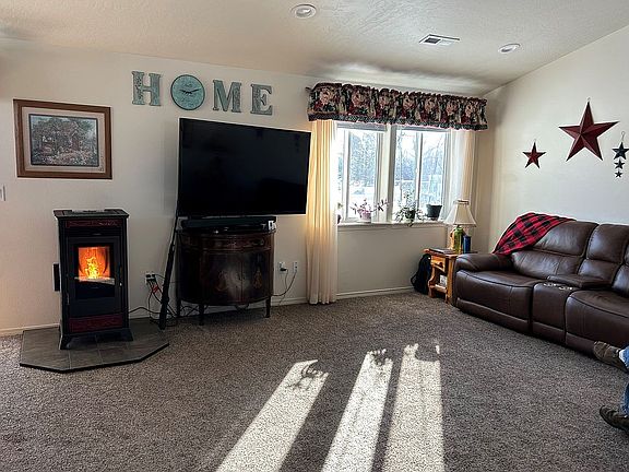 Living room w/pellet stove