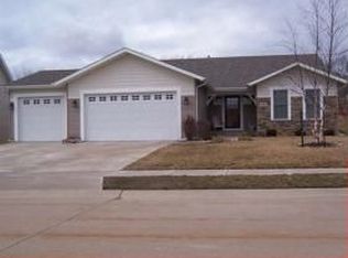 5762 Appleton Rd, Bettendorf, IA 52722
