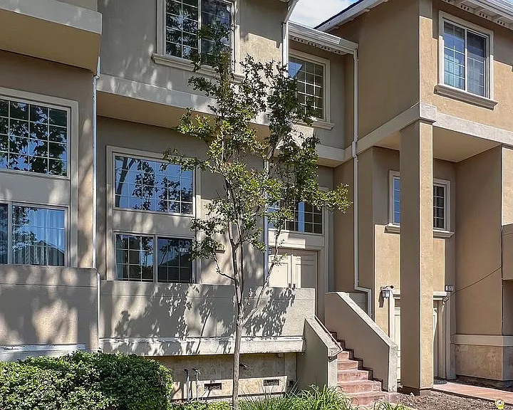562 Lambert Ter — Photo 1