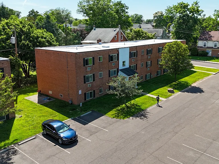 Meadowbrook Apartments — Photo 1