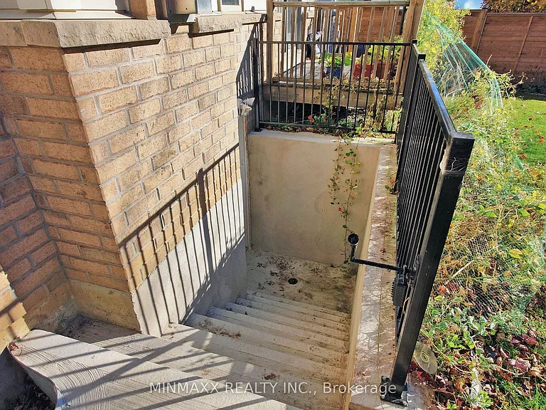 202 Forbes Ter — Photo 28