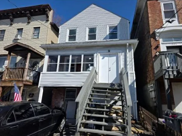 1556 1st St #2, Rensselaer, NY 12144