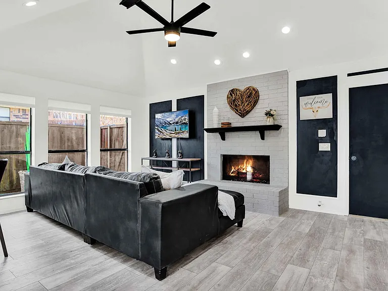 8060 Christie Dr — Photo 4