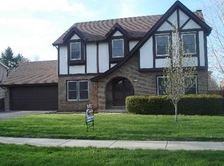 215 N Whispering Hills Dr, Naperville, IL 60540