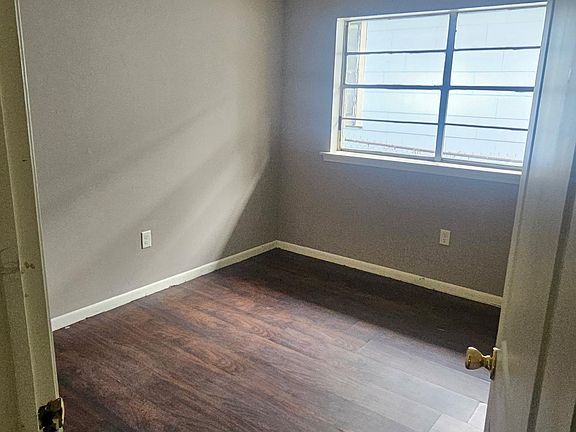 5th image of 4725 Stearns St