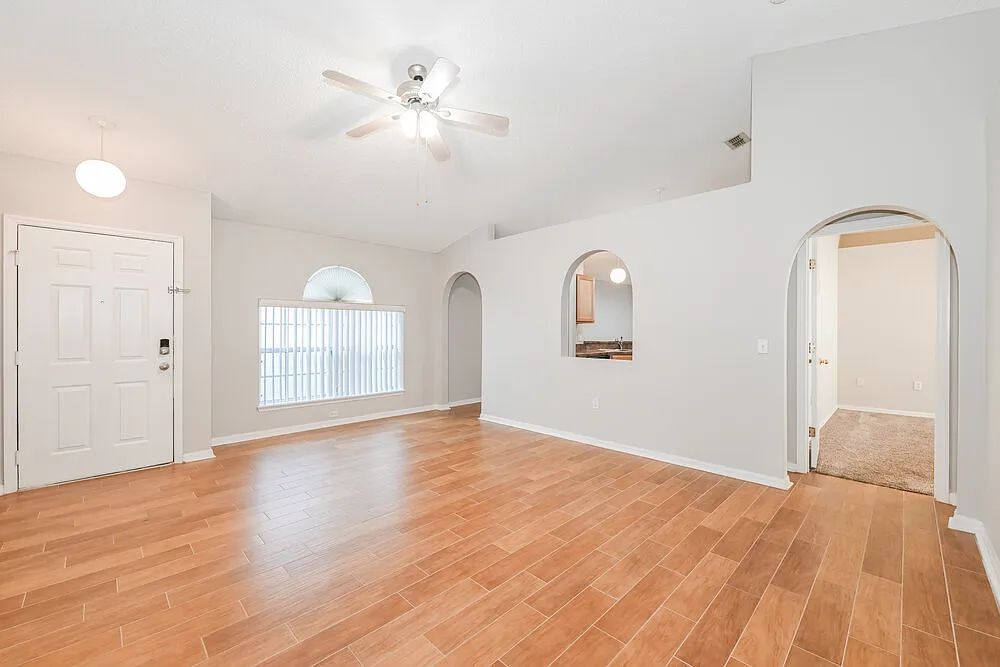 3 bed, 2.0 bath, 1294 sqft, $1,675 — Photo 4