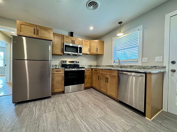 5th image of 1003 Giles Rd APT A