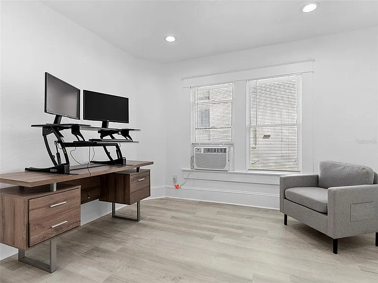 412 E Harwood St #1 — Photo 15