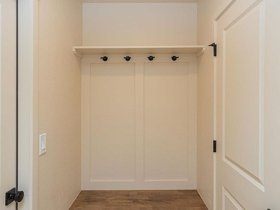 5th image of 1701 Magnolia Ln