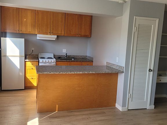 Sunny Kitchen with Breakfast Area