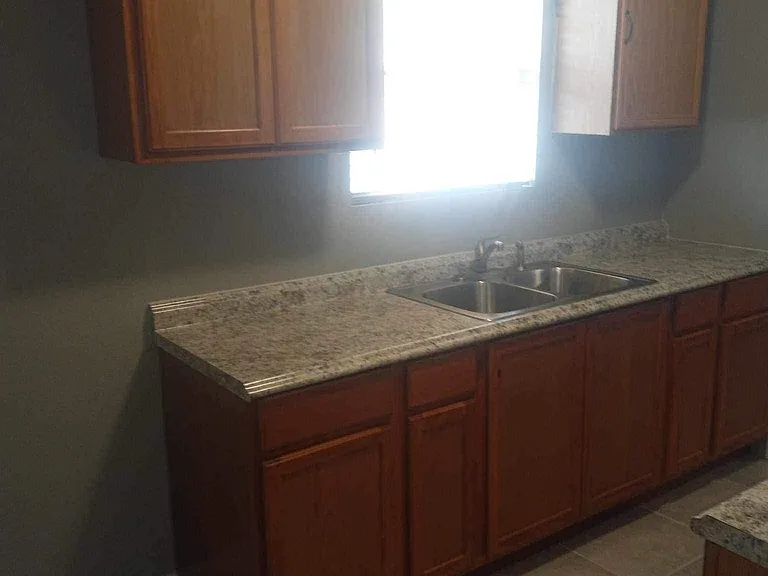607 E Southcross Blvd — Photo 3