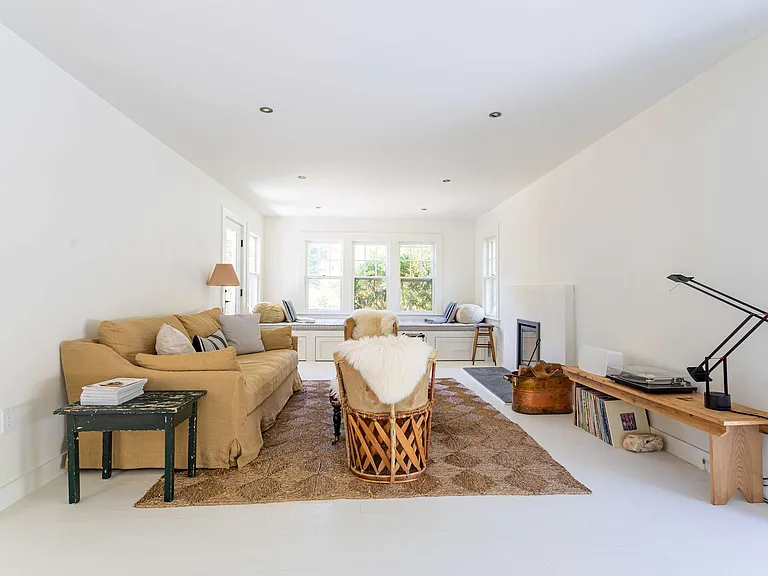 210 Manor Ln — Photo 10