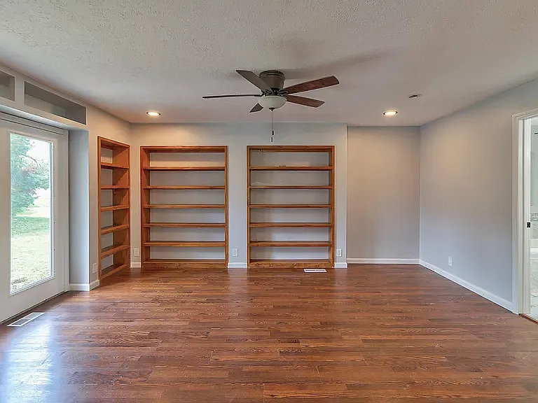 215 E Sycamore St — Photo 19