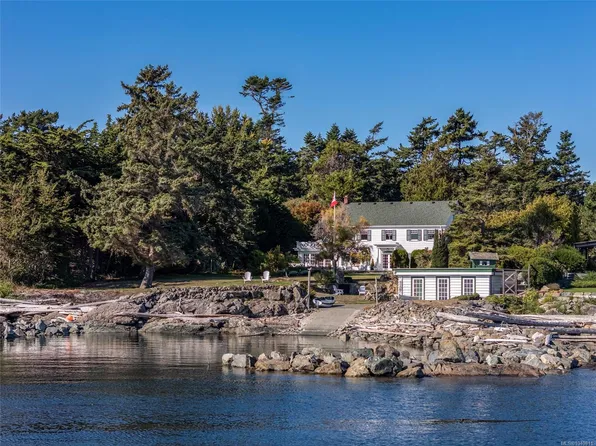 3045 McAnally Rd, Saanich, BC V8N 1T3