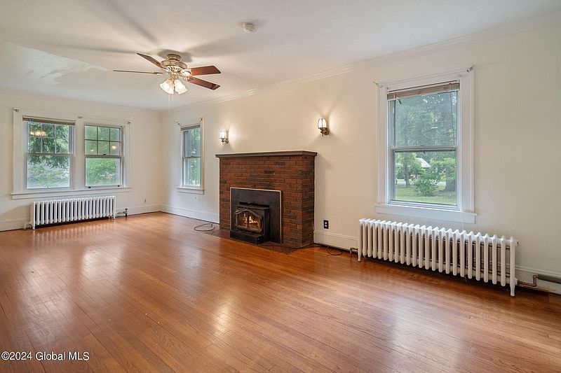 4th image of 219 Menands Road