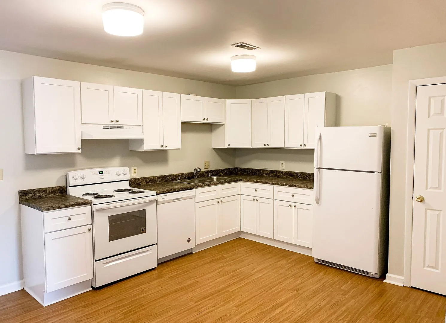 4 Bedroom 2.5 Bath Townhouse — Photo 3
