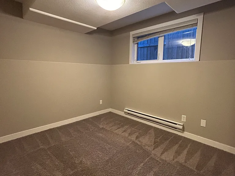 762 Hargreaves Cres — Photo 14