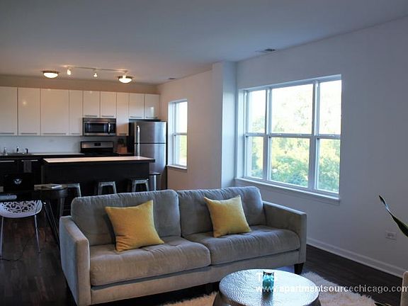 3rd image of 1544 W Glenlake Ave APT 4E