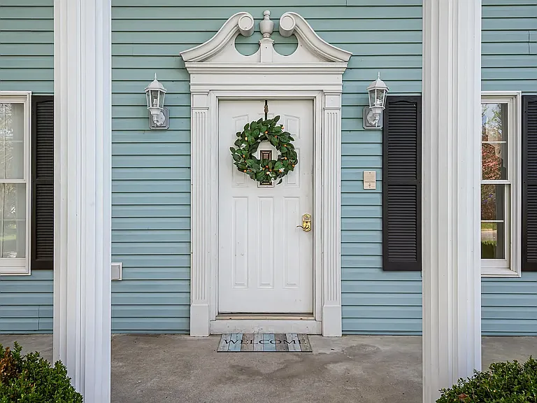 305 Seminole Dr — Photo 1