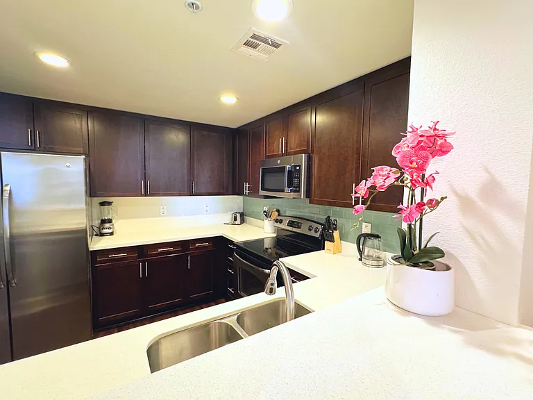 10740 Wilshire Blvd #605 — Photo 18