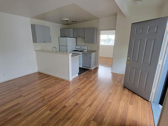 2nd image of 3555 Lincoln Ave #35