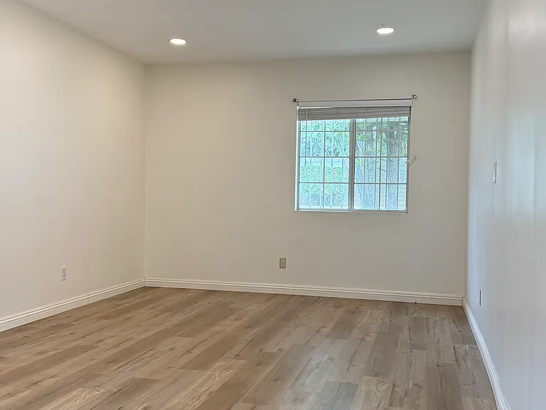 2333 Woods Ave — Photo 7