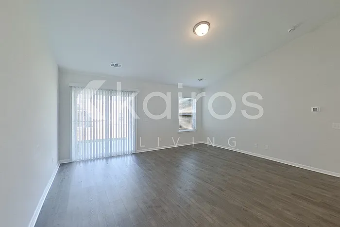 102 Lord Effingham Way — Photo 4