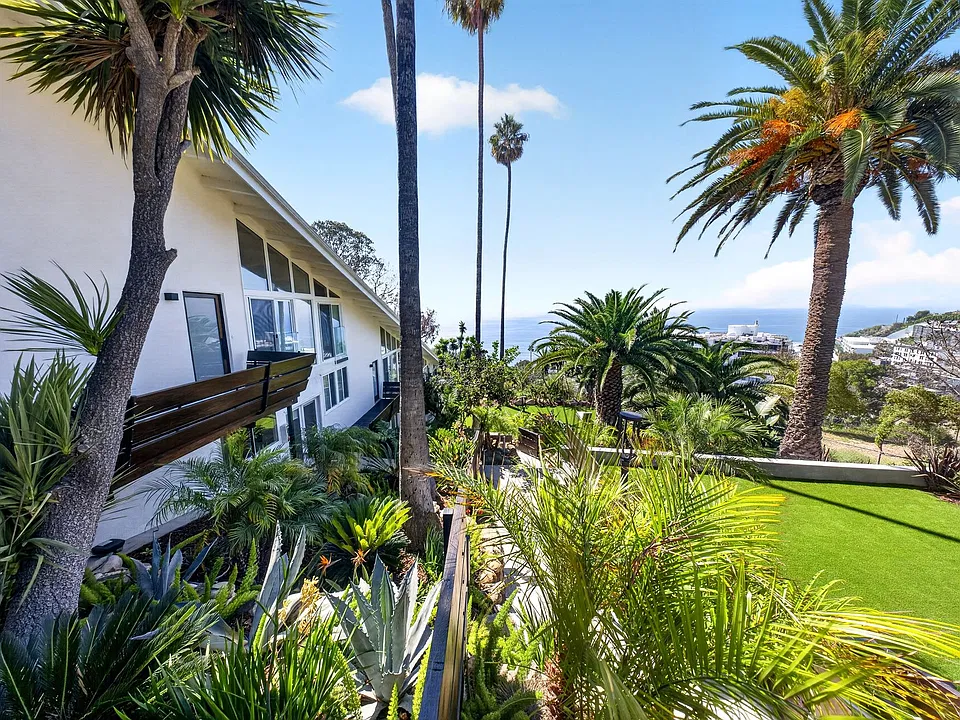 17050 Sunset Blvd