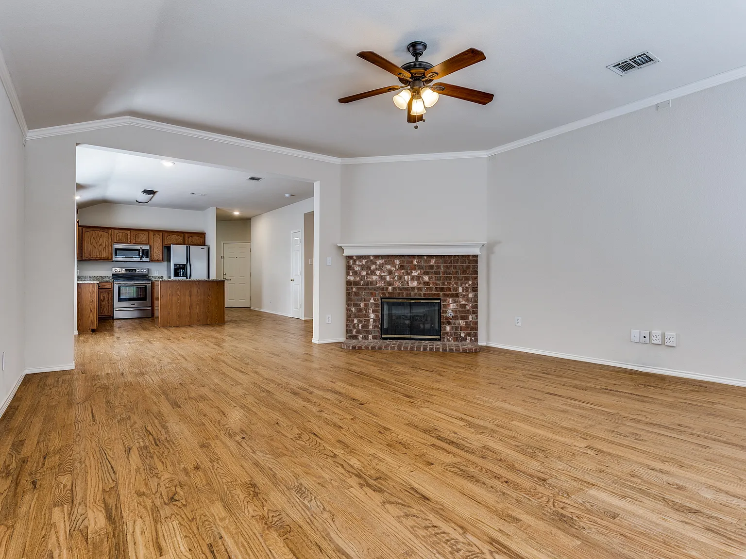 4 bed, 1960 sqft, $2,300 — Photo 3