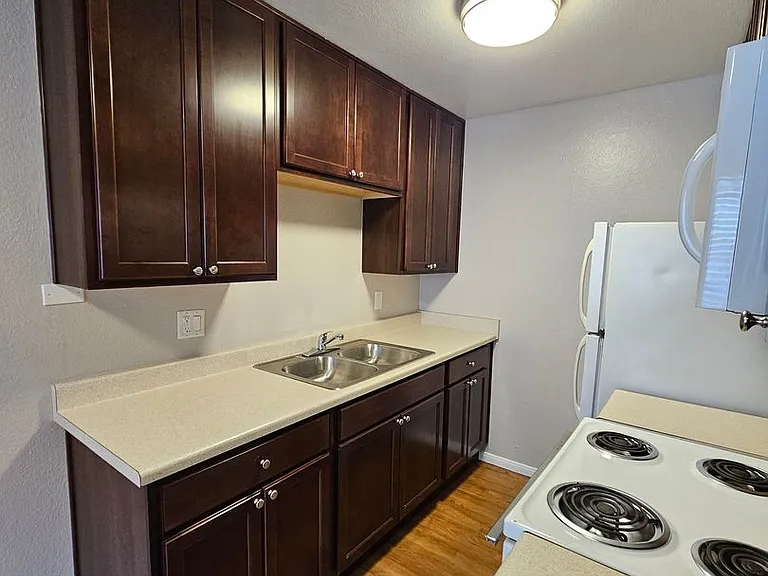 Del Mar Apartment Homes — Photo 18
