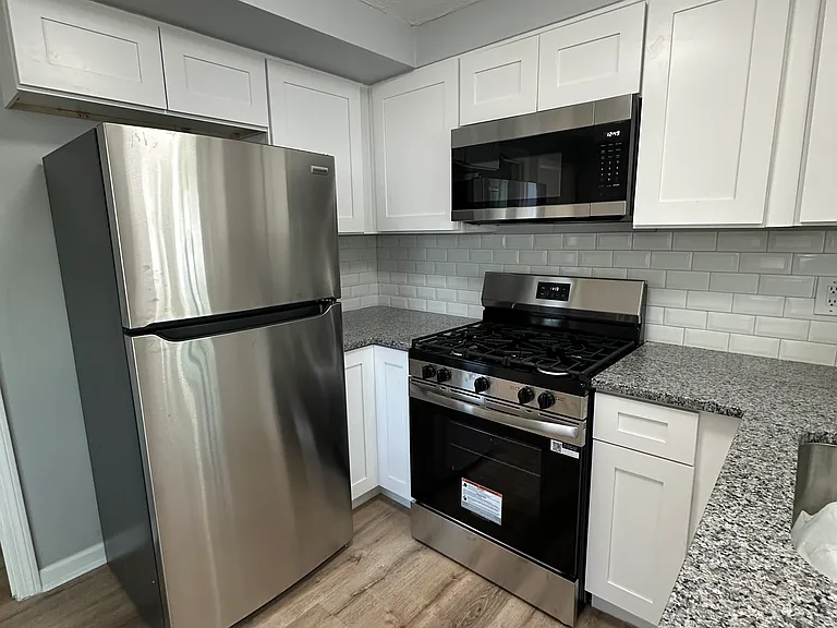 18413 Waterbury Ave — Photo 3