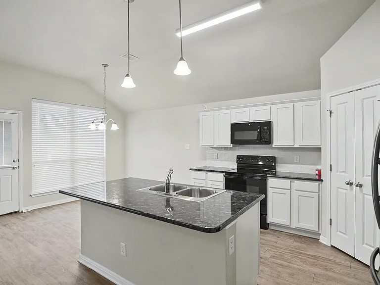 1250 Lakeway Crossing Dr — Photo 4