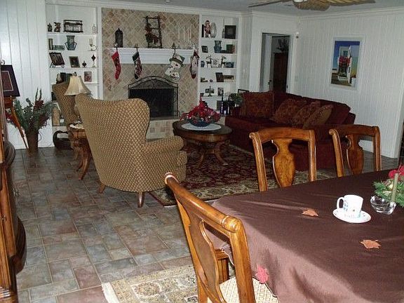 FORMAL DINING ROOM/FORMAL LIVING ROOM